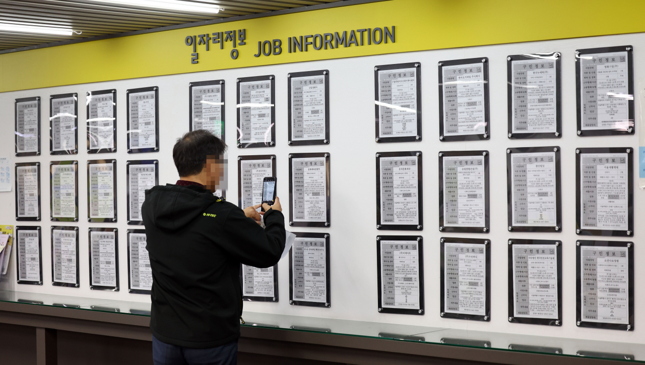A job seeker looks at recruitment notices at a welfare center in the west of Seoul on April 17. (Yonhap)