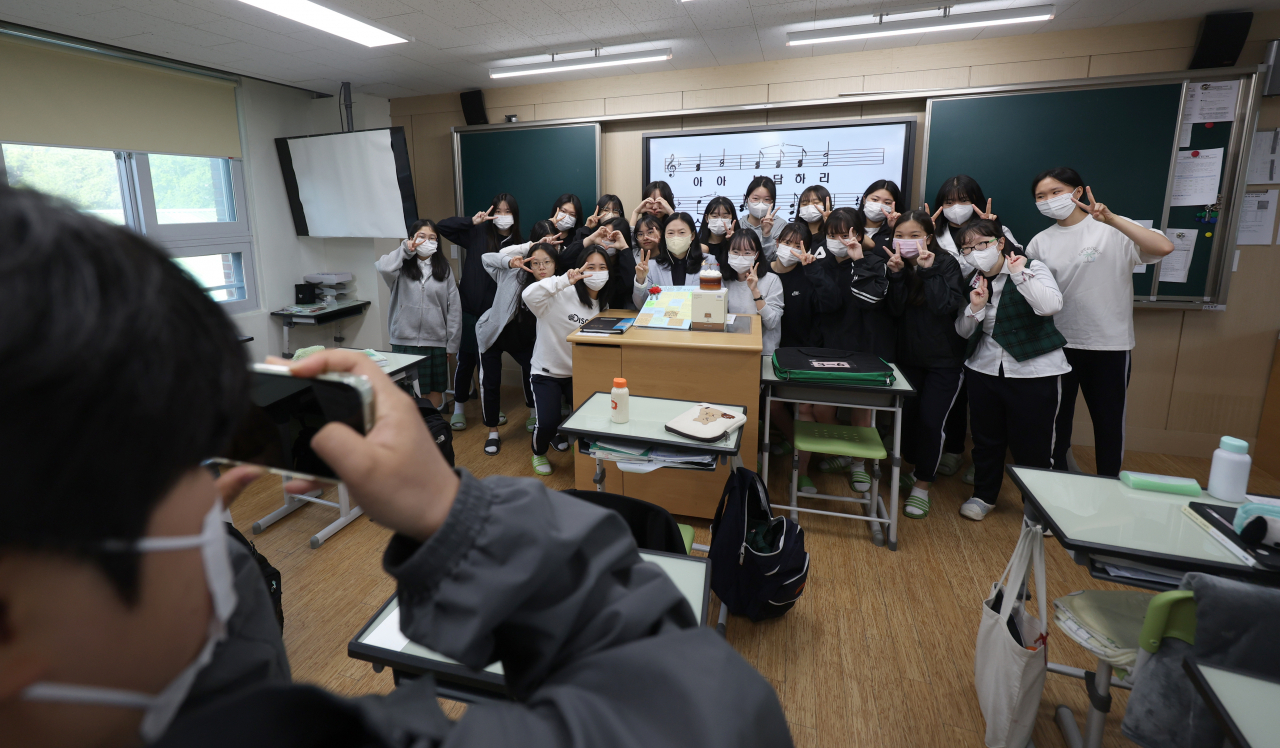 Students and a homeroom teacher at Masan Girls’ High School in Changwon, South Gyeongsang Province, celebrate Teachers’ Day on Monday. (Yonhap)
