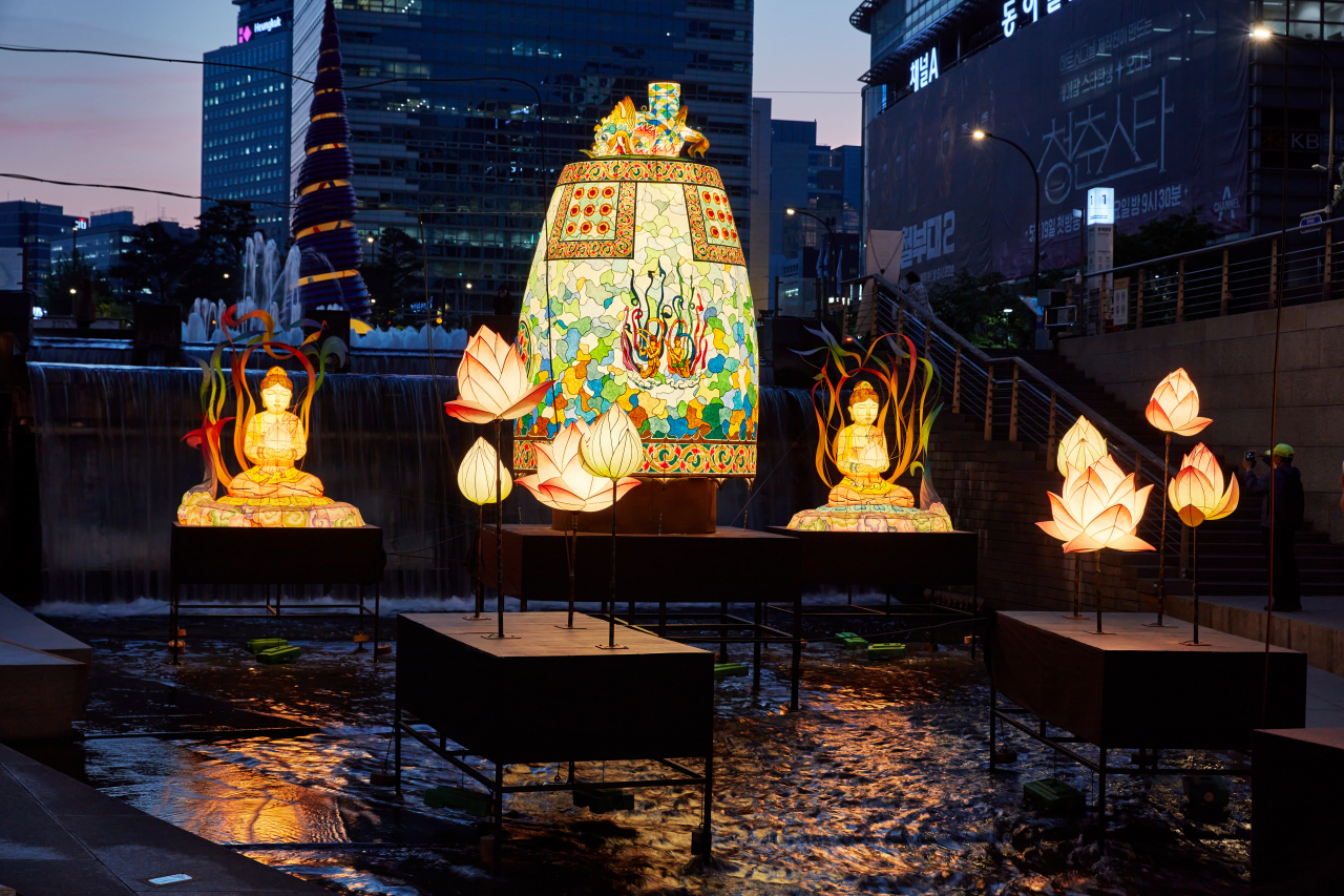 The Exhibition of Traditional Lanterns at Cheonggye Stream in central Seoul during last year's Yeondeunghoe (Yeondeunghoe)