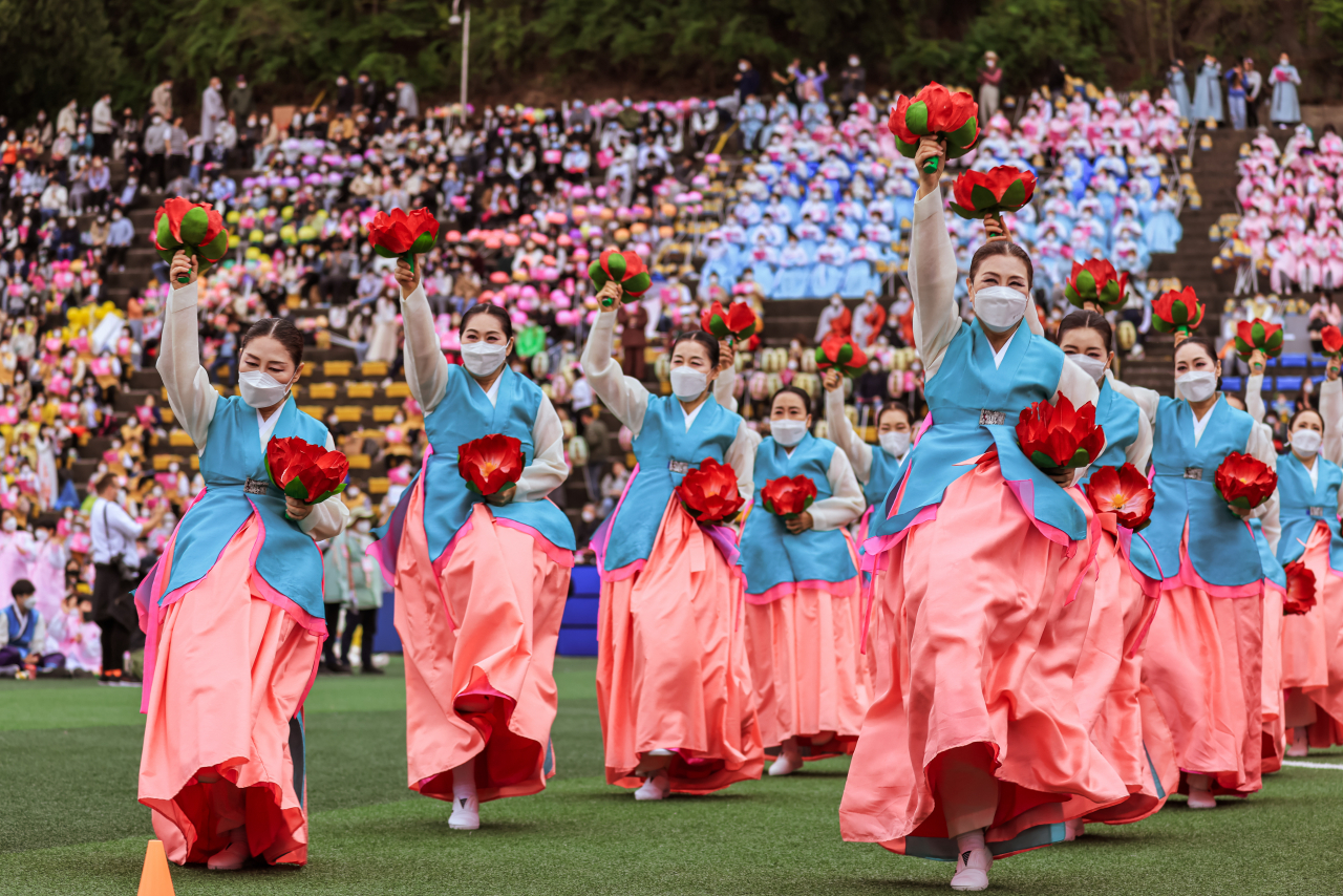 Performers dance during the Eoulim Madang ceremony last year at Dongguk University. (Yeondeunghoe)