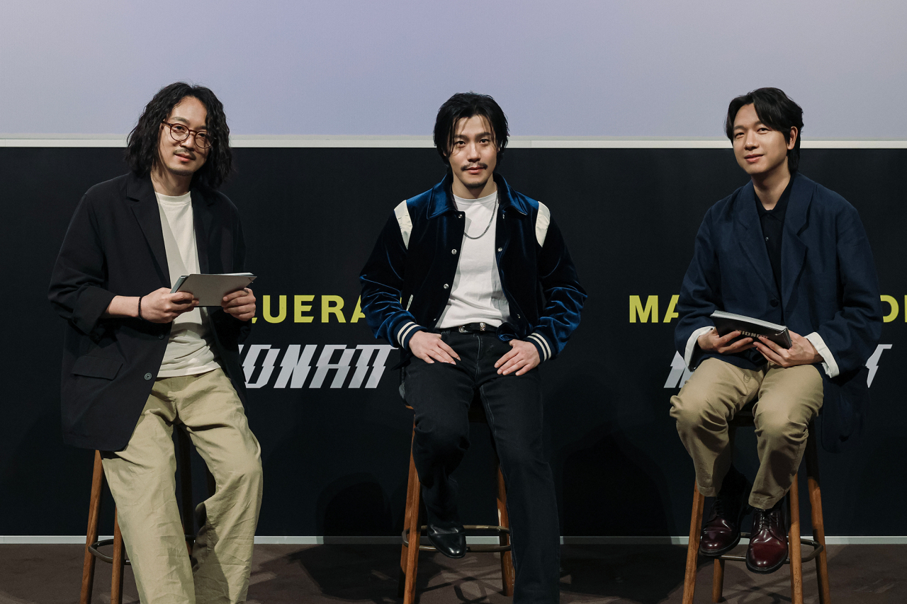 (From left) Hybe IM CEO Jung Woo-yong, singer Midnatt and Big Hit Music CEO Shin Young-jae holds a press conference in Seoul on Monday. (Hybe)