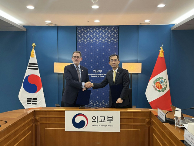 Peruvian Vice Foreign Minister Ignacio Higueras and Deputy Minister for Economic Affairs Kang Jae-Kwon attend the seventh meeting of Korea-Peru High-Level Political Consultations on April 17 at the Ministry of Foreign Affairs in Seoul.(Ministry of Foreign Affairs)
