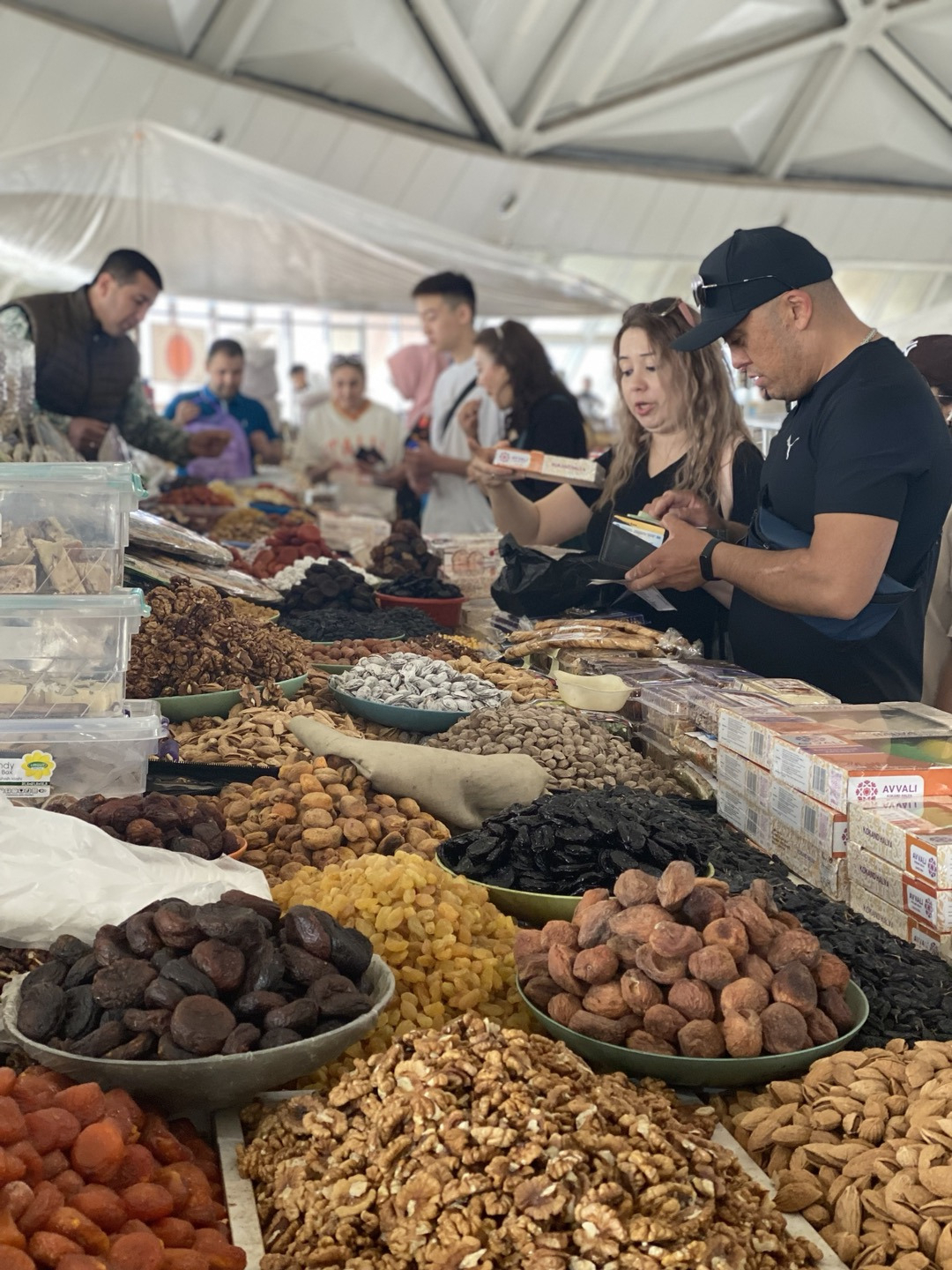 Tourists buying dry fruits at Chorsu Bazaar, a traditional market that existed in Tashkent from 18th century as center of four roads of the Great Silk Road.(Sanjay Kumar/The Korea Herald)