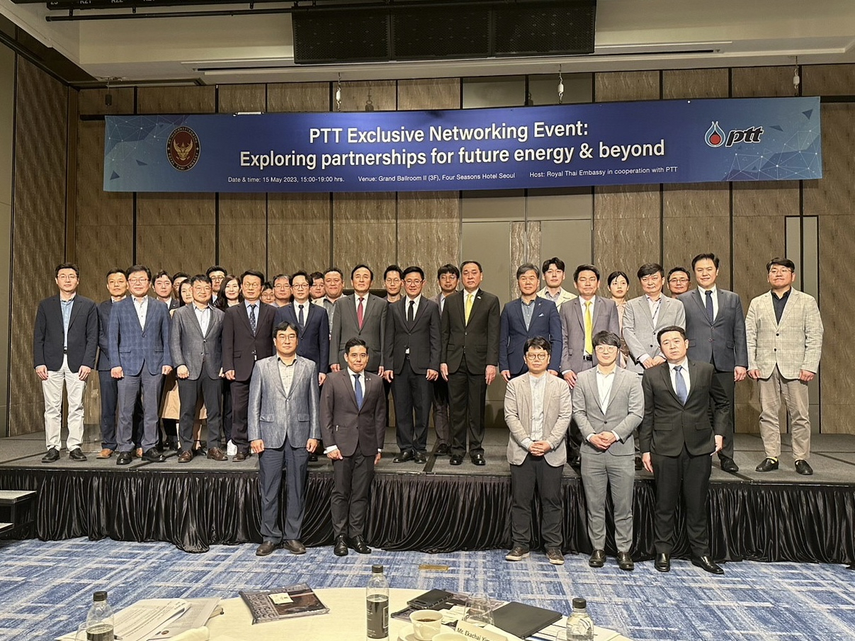 Ambassador of Thailand to Korea Witchu Vejjajiva (seventh from left, second row), Buranin Rattanasombat, chief officer of PTT (sixth from left, second row) and officials of PTT and Korean companies pose for a photo during a networking session held at Four Seasons Seoul, Monday. (Embassy of Thailand)