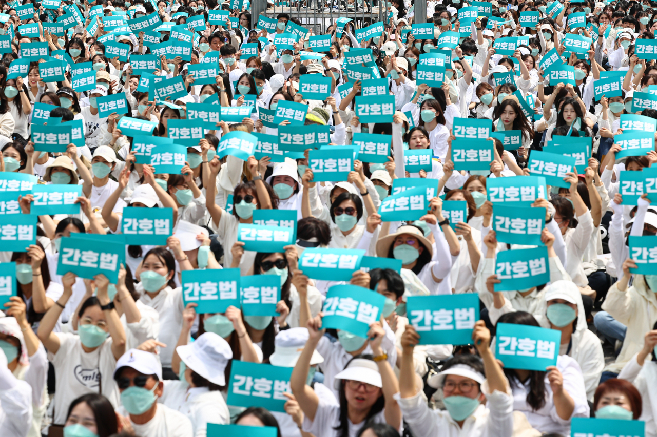 Nurses shout slogans at an event to celebrate the International Nurses Day in the Gwanghwamun area of Jongno-gu, Seoul, on May 12. (Yonhap)
