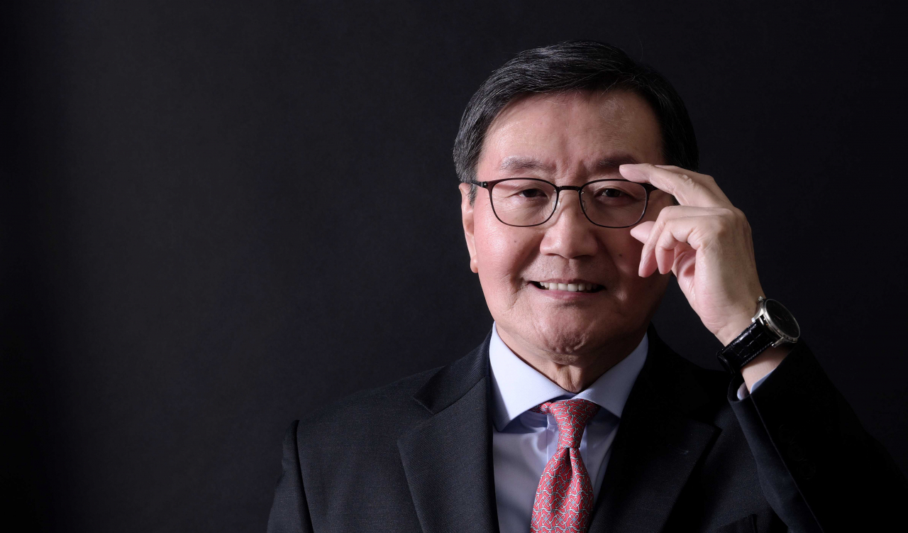 Institute for Global Economics Chairman Jun Kwang-woo poses for a photo before an interview with The Korea Herald at his office in Seoul, May 8. (Lee Sang-sub/The Korea Herald)