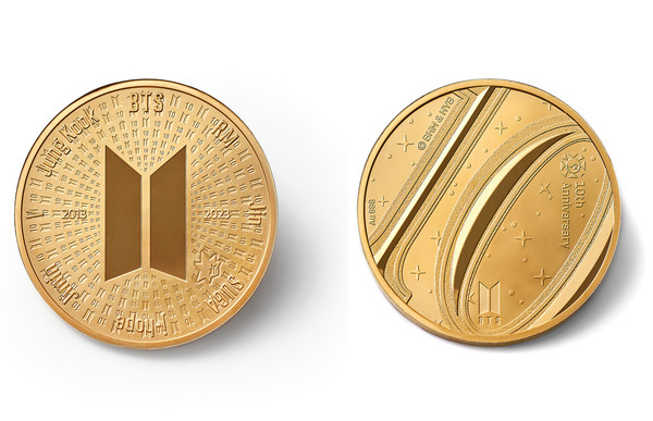 The first edition medal for the 10th anniversary of BTS' debut (Komsco)