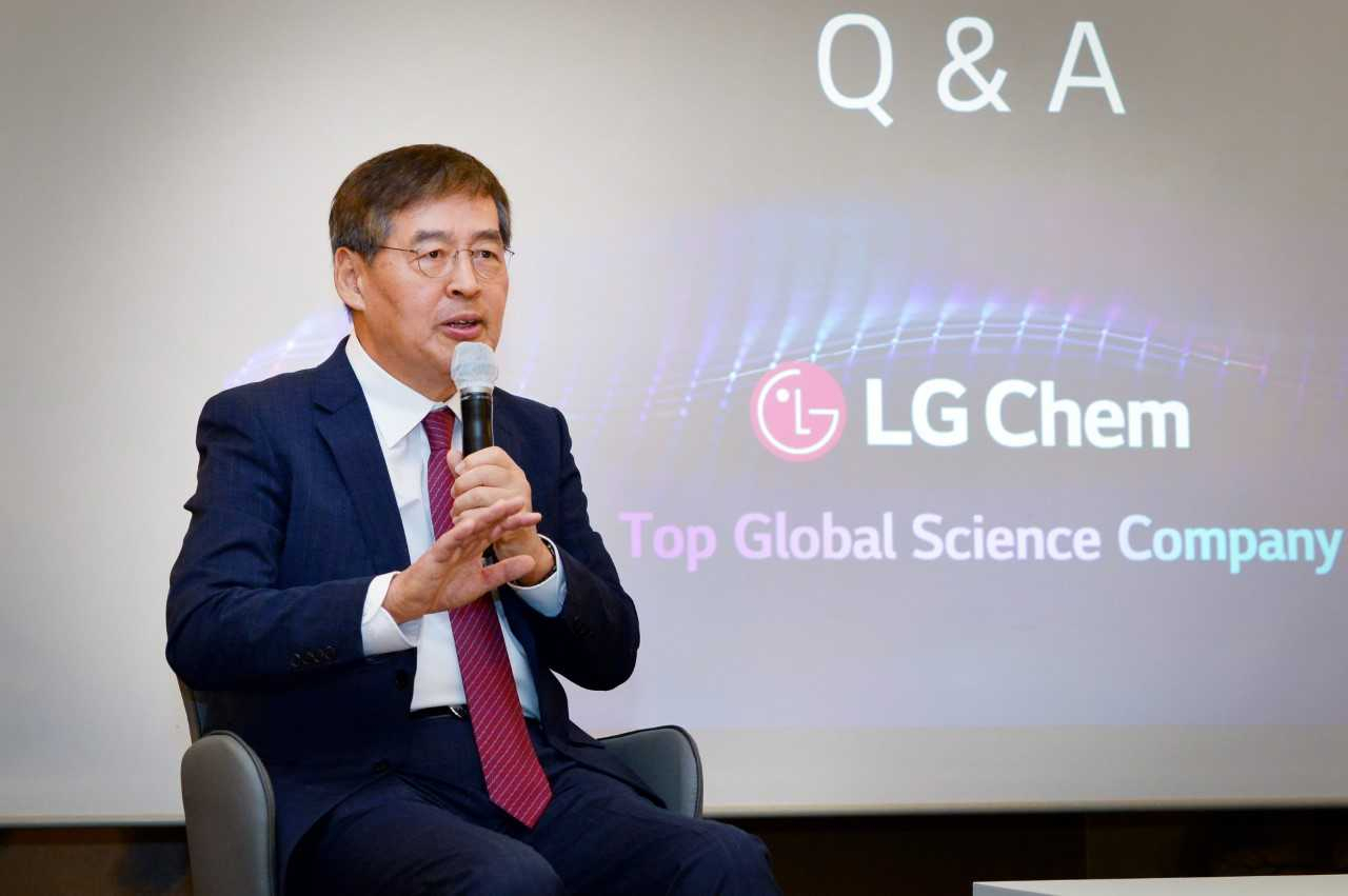 LG Chem CEO Shin Hak-cheol speaks at an investor conference hosted by Bank of America in Seoul, Tuesday. (LG Chem)