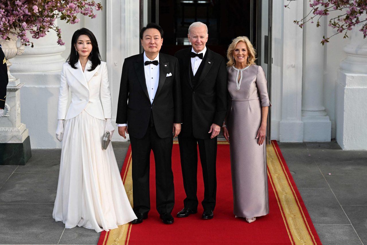 South Korean President Yoon Suk Yeol and his wife Kim Keon Hee pose with US President Joe Biden and US first lady Jill Biden ahead of a state dinner at the White House in Washington, on April 26. (AFP-Yonhap)