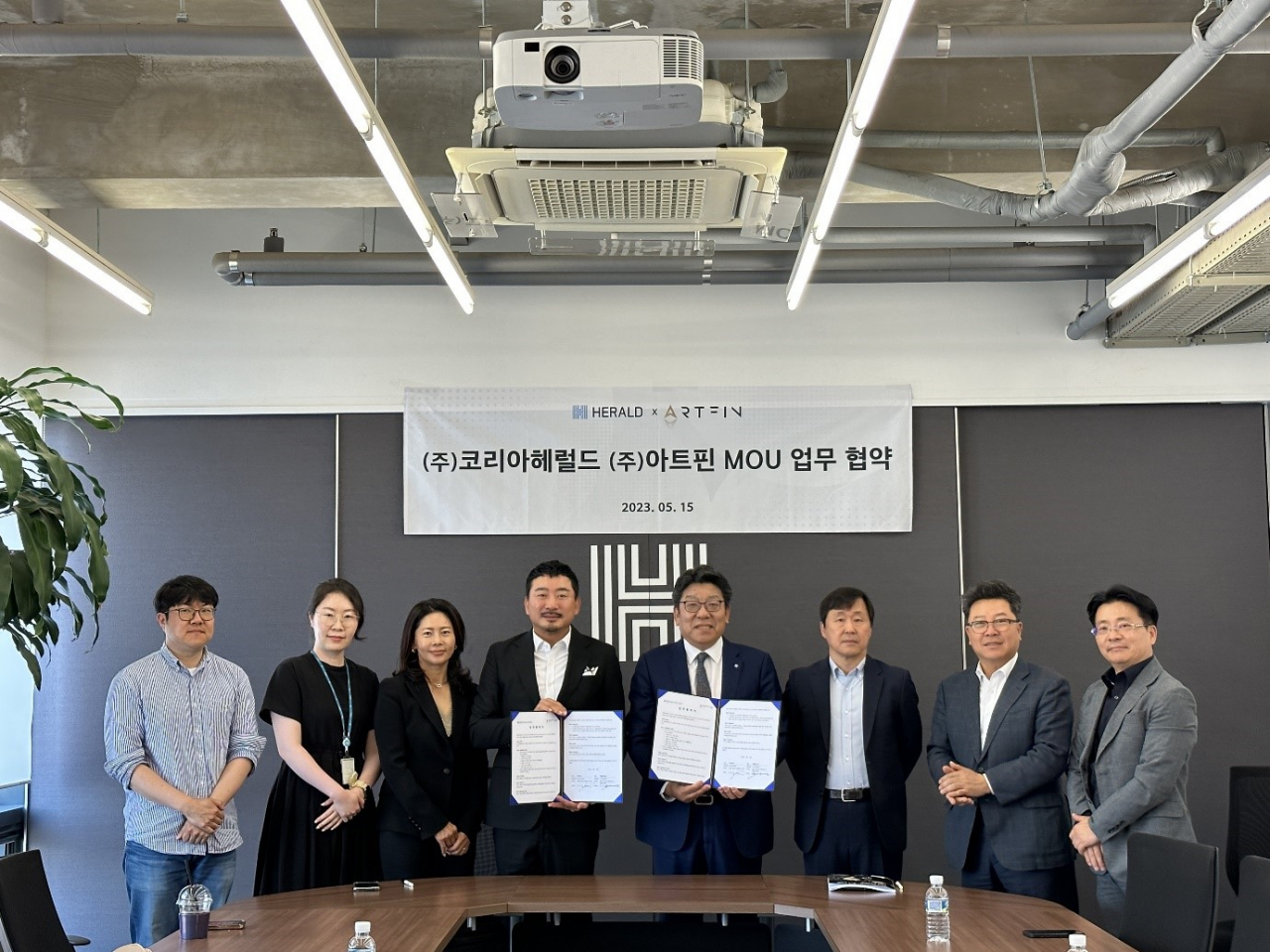 TGS Group CEO Lee Jae-sun (fourth from left) and The Korea Herald CEO Choi Jin-young (fifth from left) pose for a photo during a signing ceremony for a memorandum of understanding. (The Korea Herald)