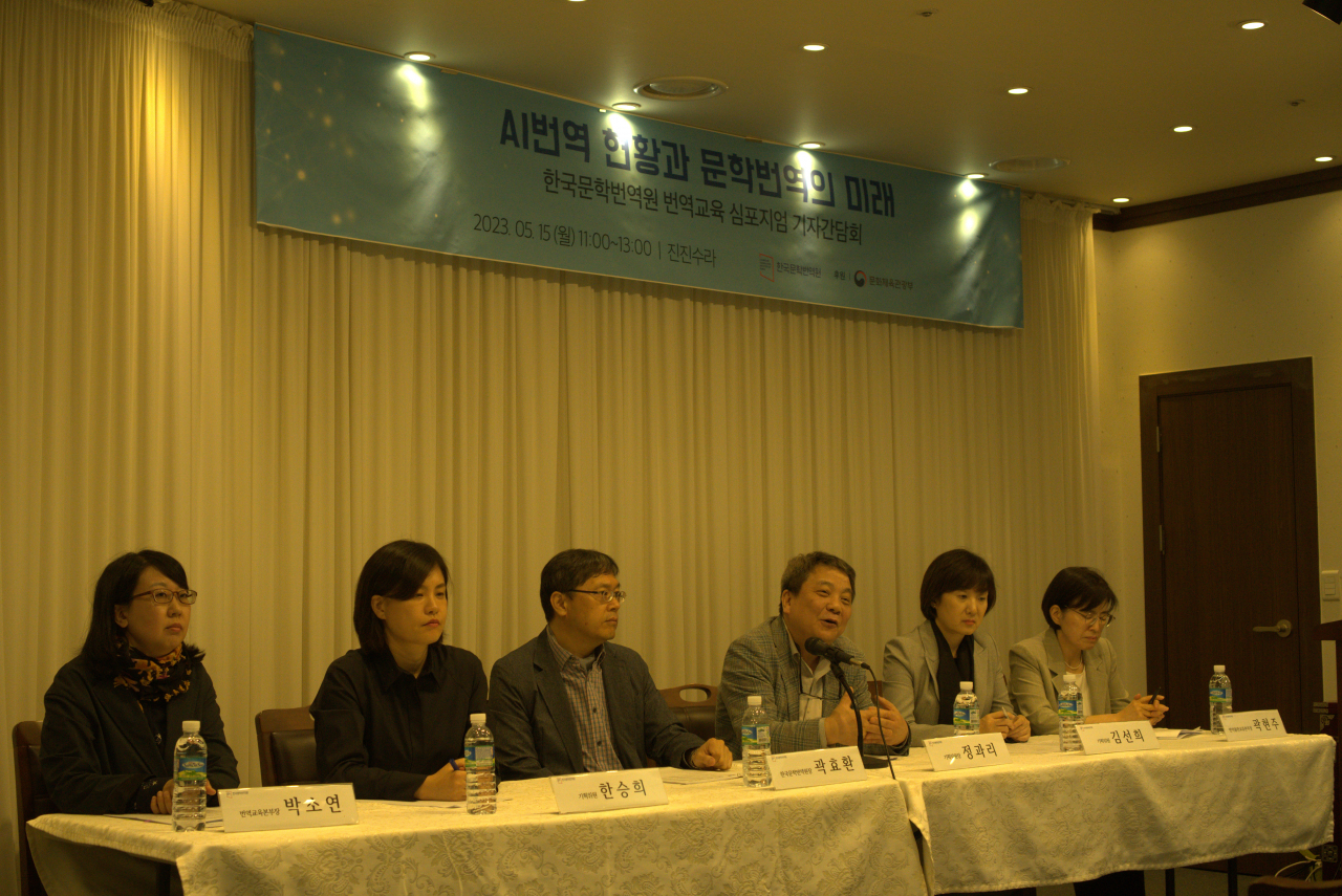 Professor Jung Gwa-ri (fourth from left) speaks at a press conference in Jongno, Seoul, Monday. Kwak Hyo-hwan, president of LTI Korea, is seen third from left. (LTI Korea)
