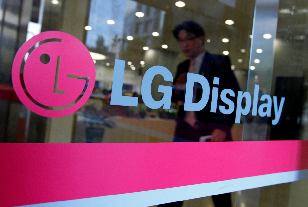 A man walks out of the headquarters of LG Display in Seoul, October 20, 2011. (Reuters-Yonhap)