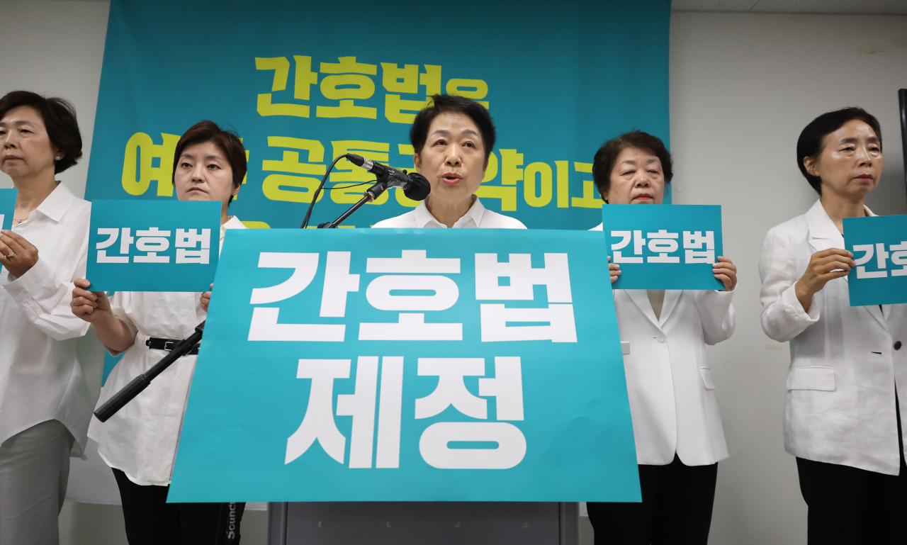 Kim Young-kyung, president of the Korean Nurses Association, speaks at a press conference held to protest the presidential veto of the Nursing Act exercised a day earlier, in Seoul, Tuesday. Yonhap