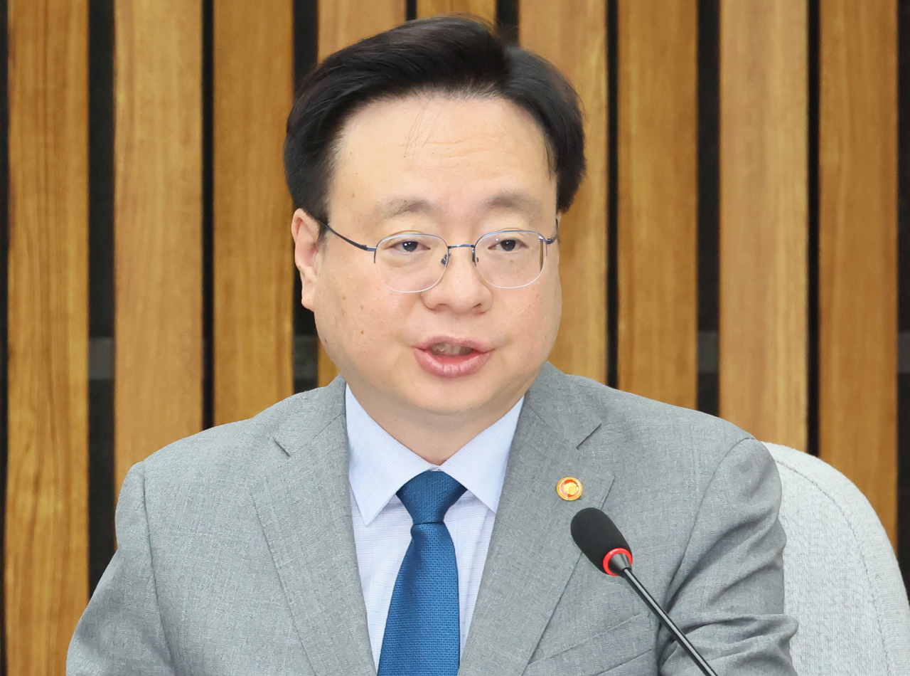 Minister of Health and Welfare Cho Kyoo-hong speaks at a meeting with ruling People Power Party leaders on Wednesday. (Yonhap)