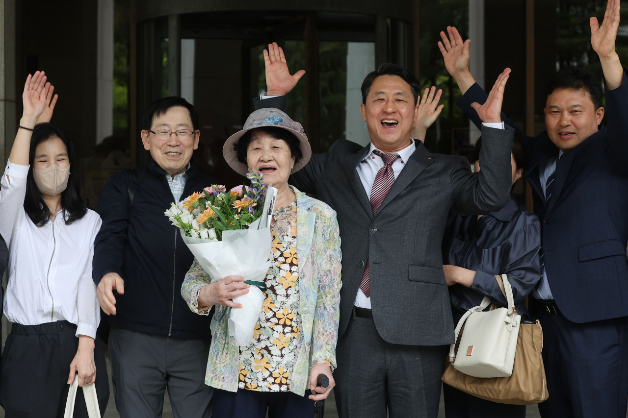 This photo shows bereaved family members of the defendant Park Ki-rae, who was acquitted of spying charges in a Supreme Court verdict Thursday following a retrial. (Yonhap)