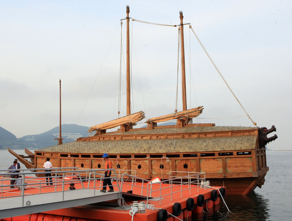 A completed replica of Korea's 16th century warship Geobukseon arrives at a dock in Geoje, South Gyeongsang Province, in this photo taken in 2011. (Yonhap)
