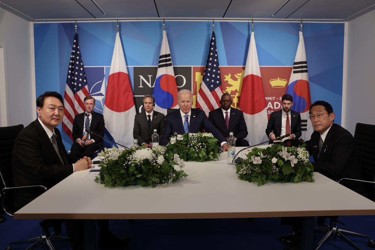President Yoon Suk-yel, US President Joe Biden and Japanese Prime Minister Fumio Kishida hold a trilateral meeting at IFEMA in Madrid, Spain in June, 2022. (Yonhap)