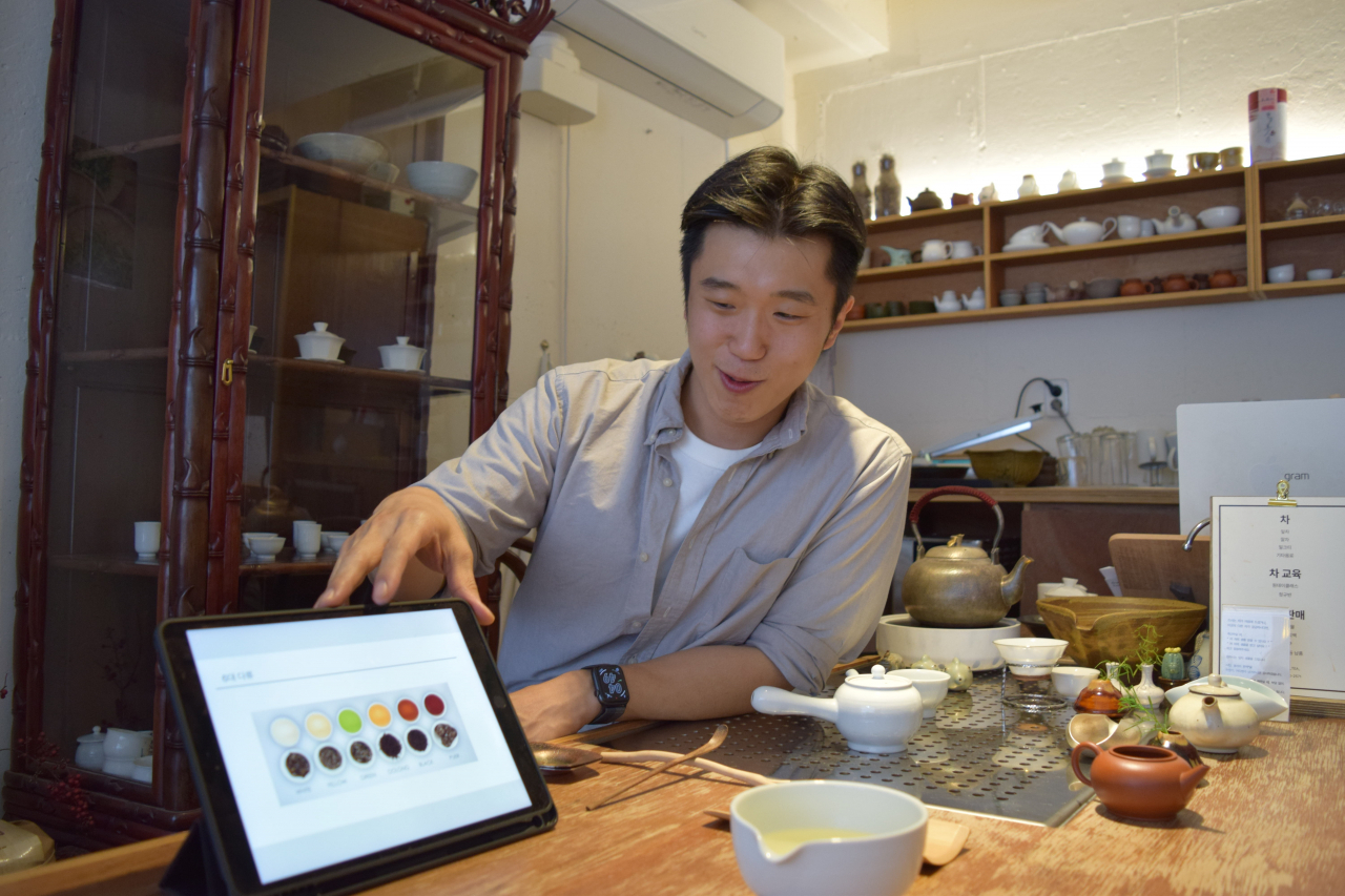 Park explains different types of tea and their aromas at Woongcha in Eungpyeong-gu, Seoul, May 12. (Kim Hae-yeon/ The Korea Herald)