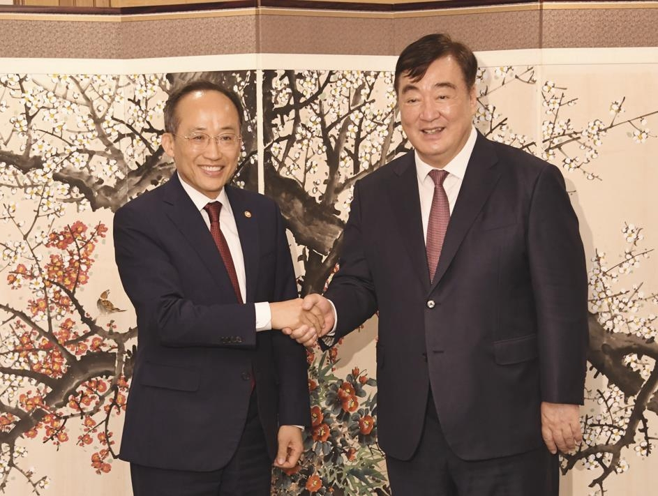 Finance Minister Choo Kyung-ho (right) poses for a photo with Chinese Ambassador to South Korea Xing Haiming in Seoul on Friday. (Ministry of Economy and Finance)