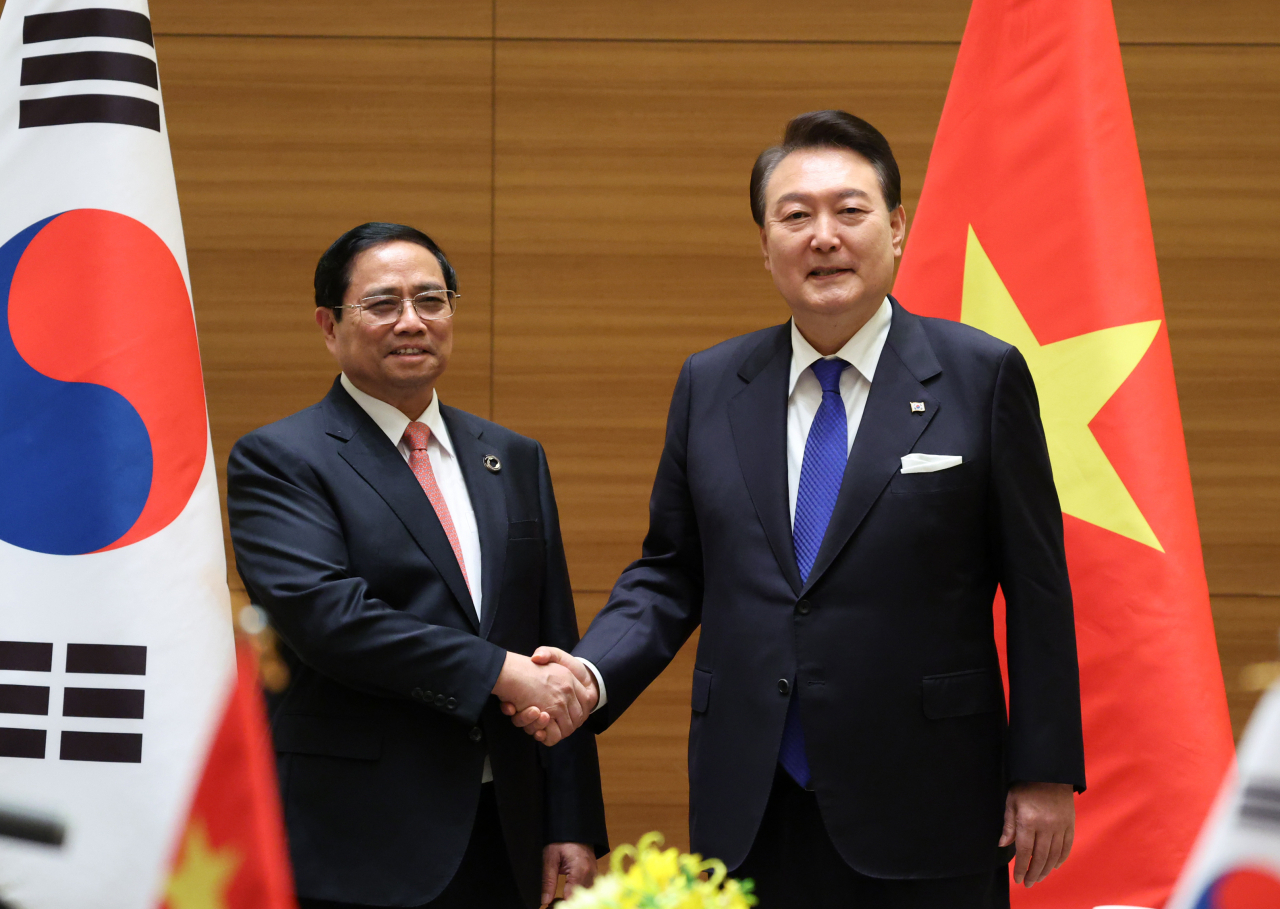 South Korean President Yoon Suk Yeol (R) and Vietnamese Prime Minister Pham Minh Chinh pose for a photo during their summit talks in Hiroshima, western Japan, on Friday. (Yonhap)