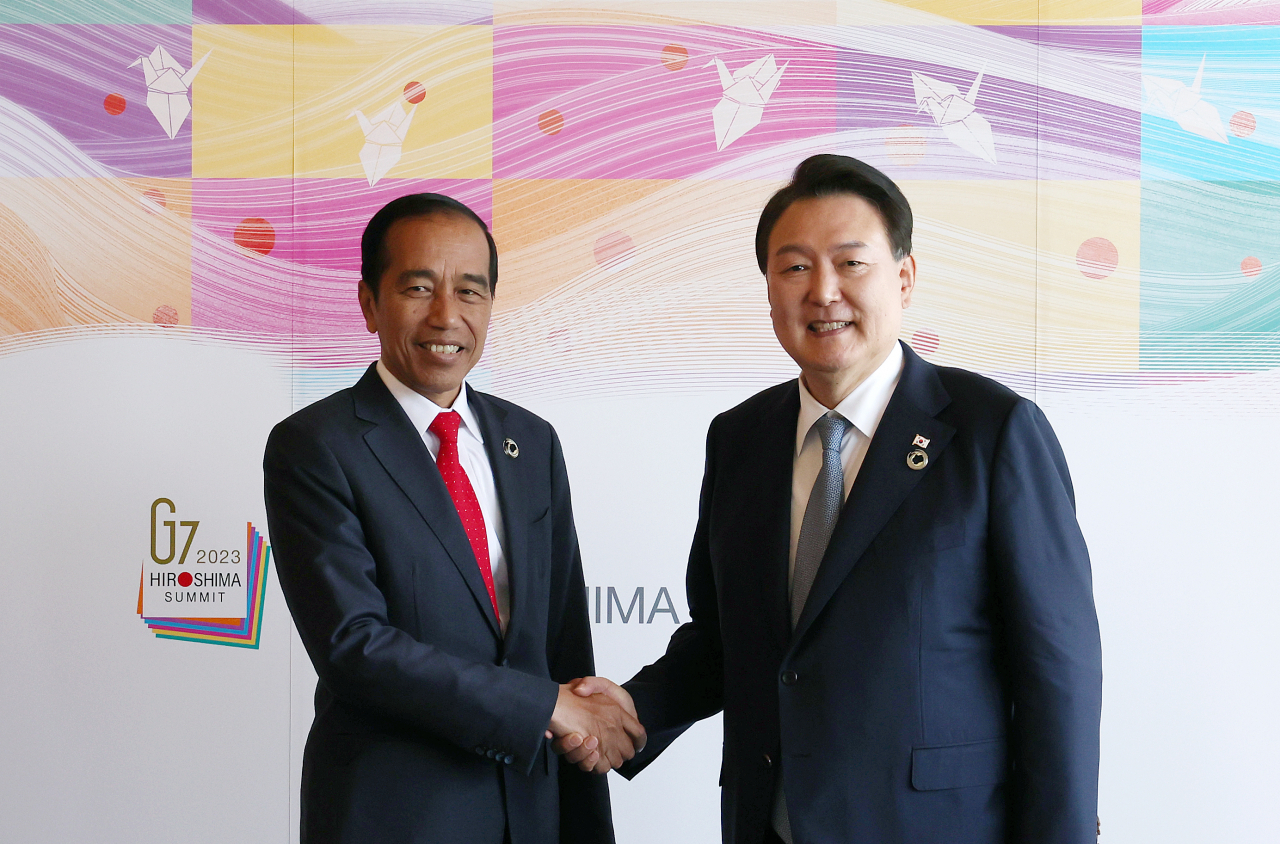 South Korean President Yoon Suk Yeol (right) and Indonesian President Joko Widodo (Yonhap)