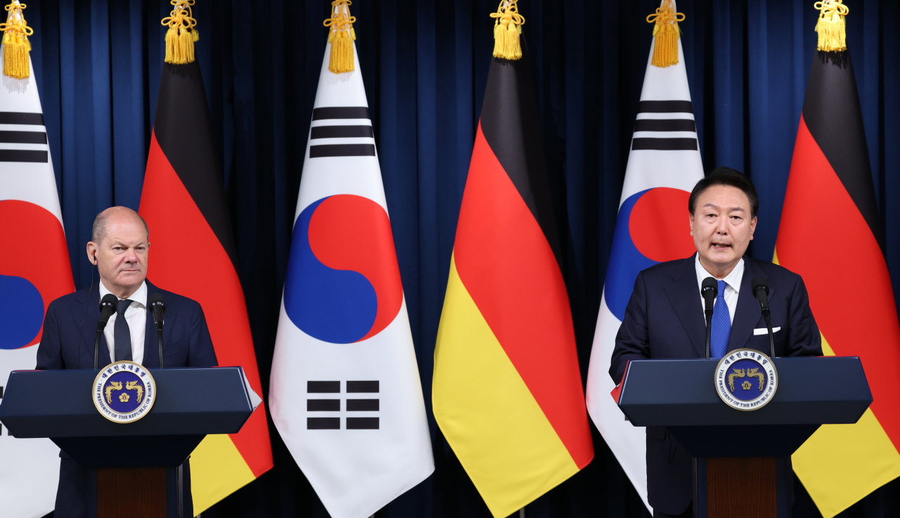 President Yoon Suk Yeol (right) and German Chancellor Olaf Scholz hold a joint press conference at the presidential office in Seoul on Sunday. (Yonhap)