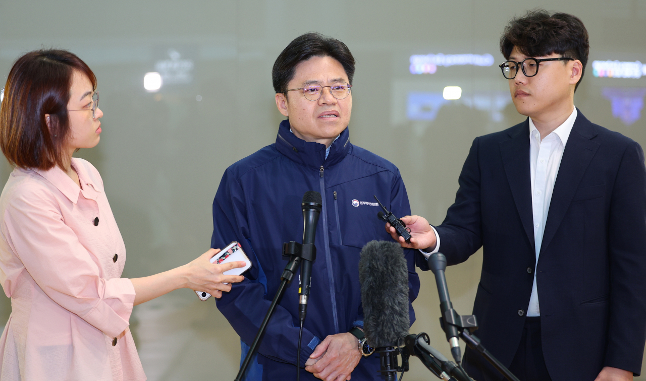 Yoo Guk-hee (center), head of the Nuclear Safety and Security Commission, speaks to reporters at Incheon International Airport, west of Seoul, on Sunday, before leading a team of experts to Fukushima, Japan, for a safety inspection of a nuclear power plant damaged by a 2011 earthquake. (Yonhap)