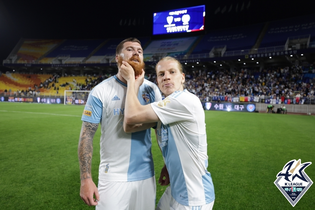 Gustav Ludwigson of Ulsan Hyundai FC (right) pulls the beard of his teammate Martin Adam after their 3-2 win over Suwon Samsung Bluewings in a K League 1 match at Suwon World Cup Stadium in Suwon, 30 kilometers south of Seoul, on Sunday (K League)
