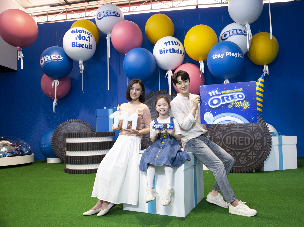Models promote Oreo's 111th birthday pop-up store in Seongsu-dong, Seoul. (Dongsuh Foods)