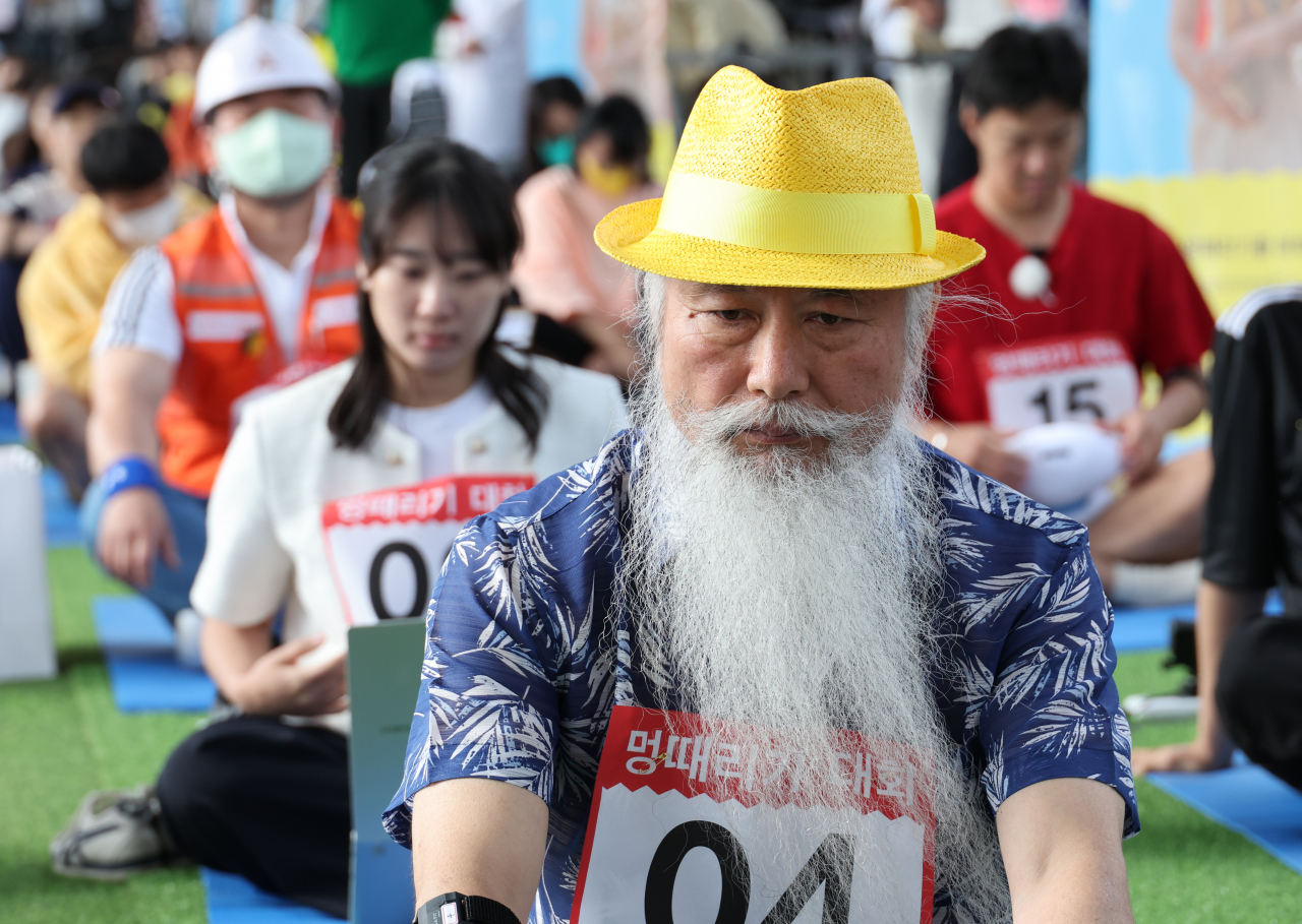 A participant zones out in this year's Hangang Space-out Competition. (Yonhap)