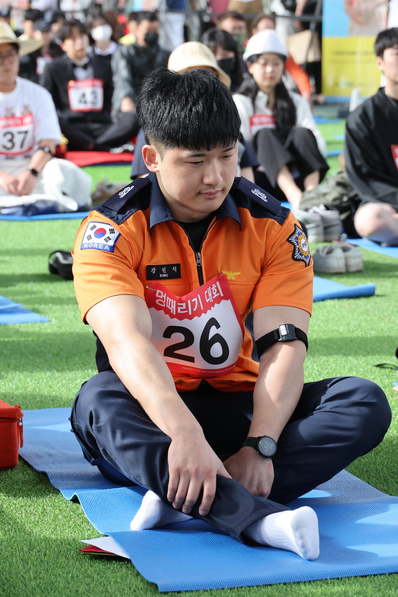 A participant zones out in this year's Hangang Space-out Competition. (Yonhap)