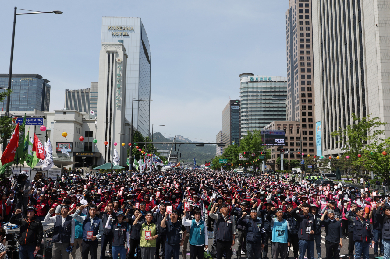 The Korean Confederation of Trade Unions members call on Yoon to step down in a rally held May 17 in central Seoul. (Yonhap)