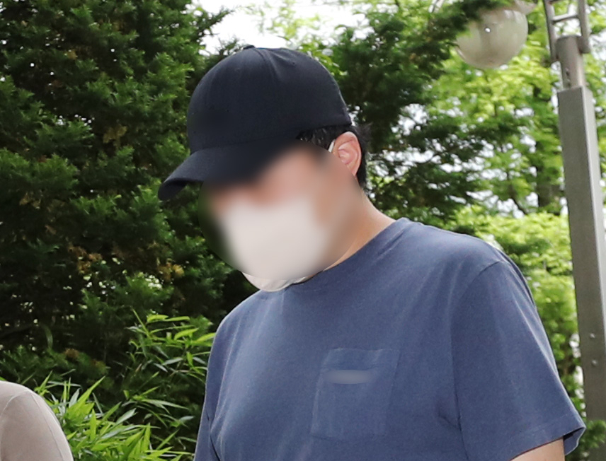 A 33-year-old father enters The Incheon District Court on Monday for allegedly causing a serious brain injury to his 2-month-old baby. (Yonhap)