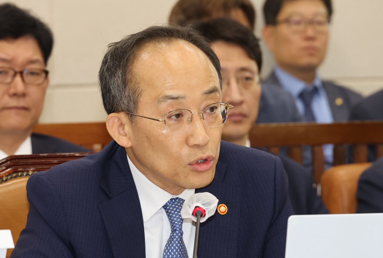 Finance Minister Choo Kyung-ho speaks at a meeting of the National Assembly’s Strategy and Finance Committee in Yeouido, Seoul on Monday. (Yonhap)