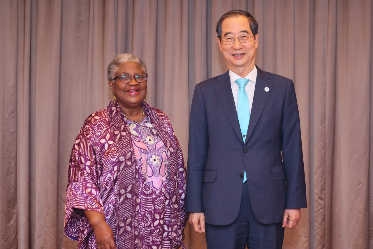 Prime Minister Han Duck-soo (from right) and WTO Director-General Ngozi Okonjo-Iweala pose after a dinner meeting held at The Shilla Hotel in Seoul on Monday. (Yonhap)