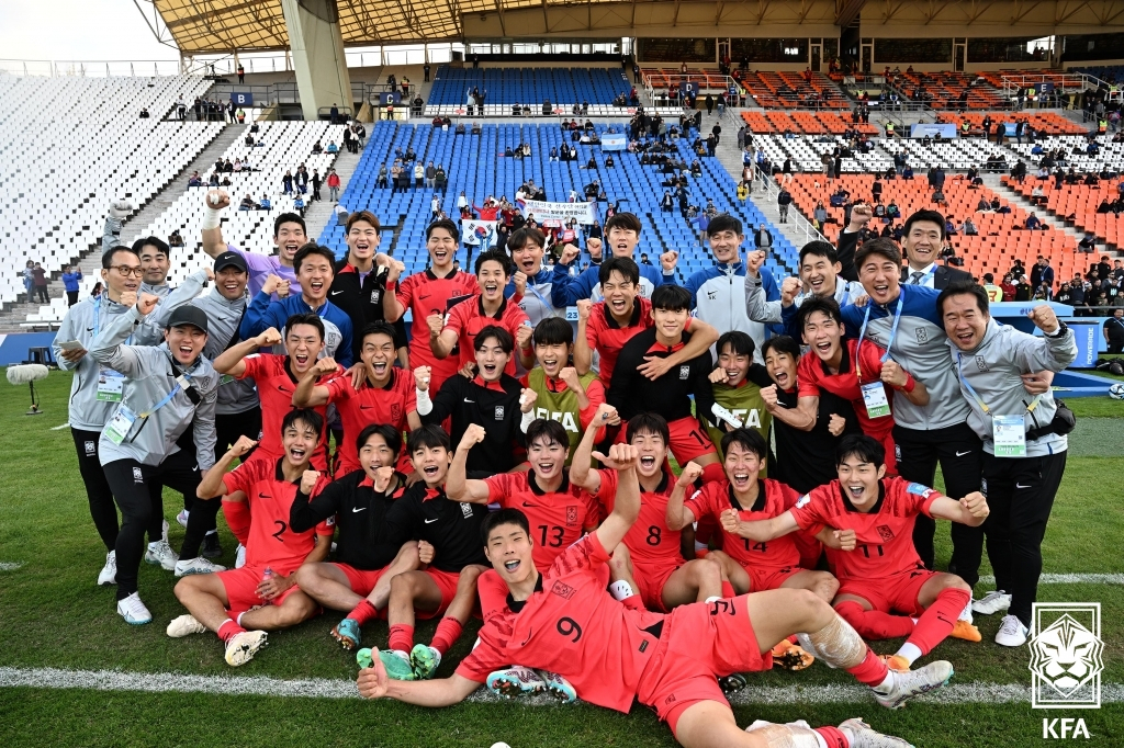 South Korean players and coaches celebrate their 2-1 victory over France in a Group F match at the FIFA U-20 World Cup at Estadio Malvinas Argentinas in Mendoza, Argentina, on Monday. (Korea Football Association)