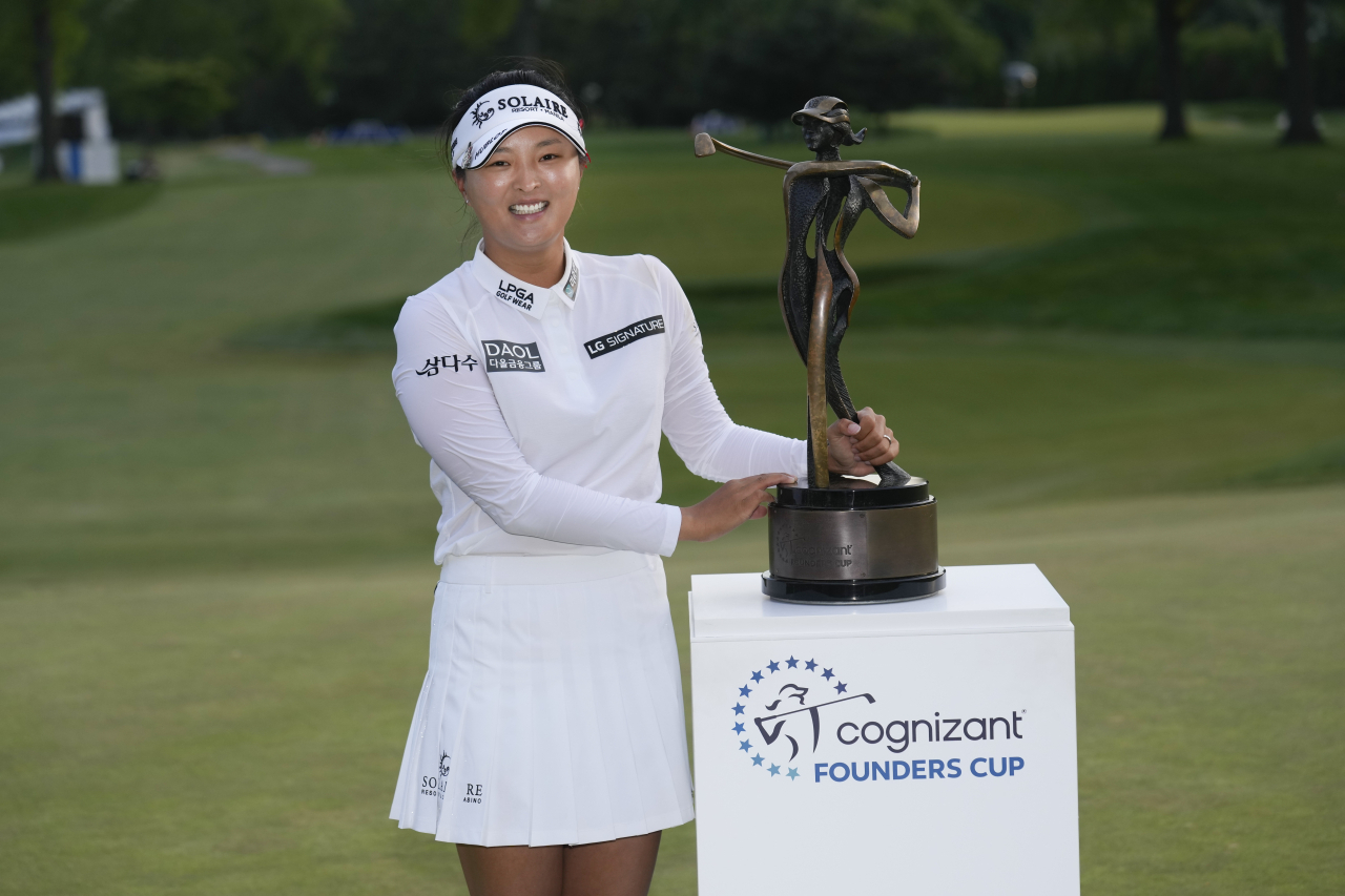 Jin Young Ko, of South Korea, poses for a photo with the trophy after winning the LPGA Cognizant Founders Cup golf tournament in a playoff last Sunday, in Clifton, NJ (AP-Yonhap)