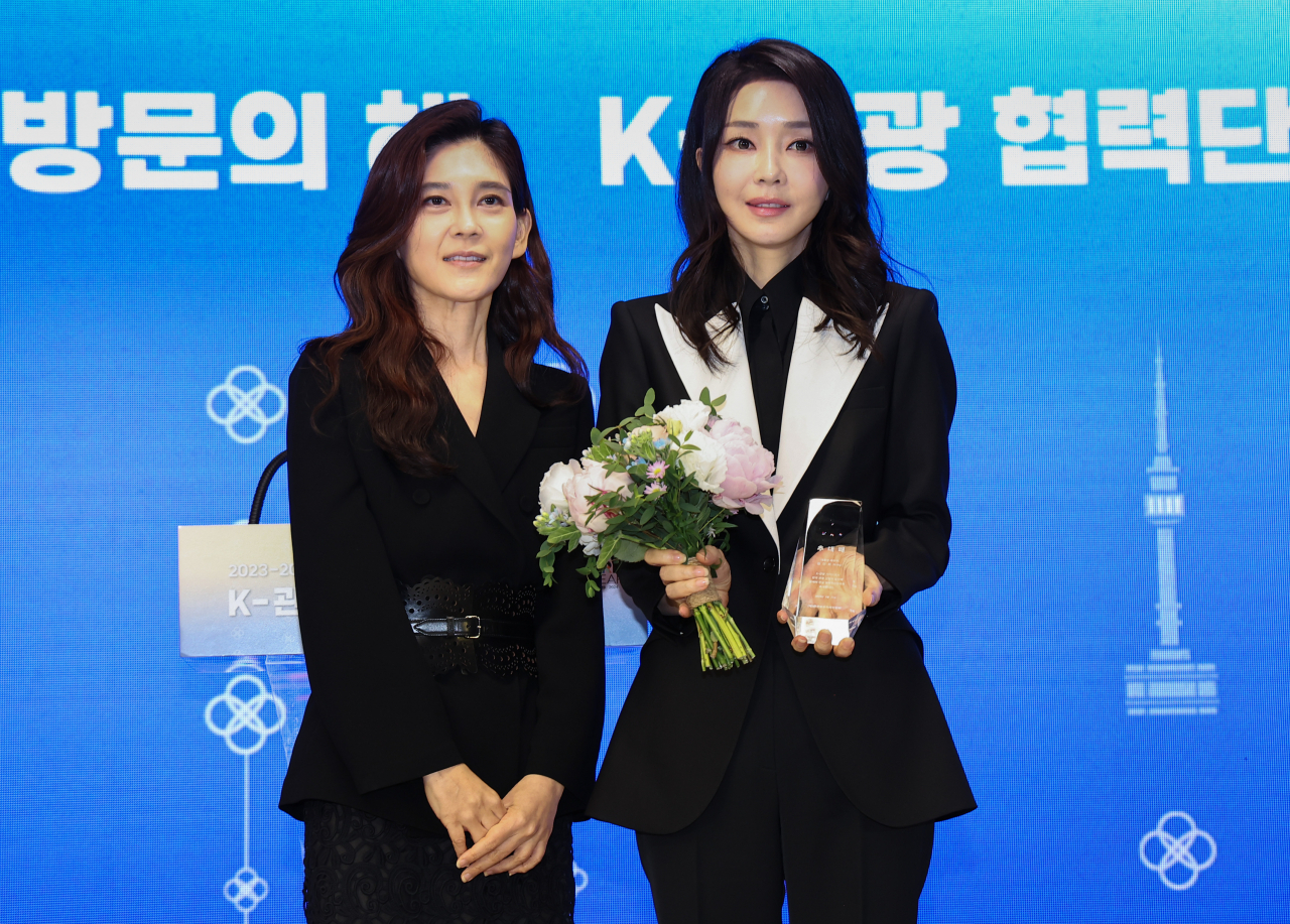 First lady Kim Keon Hee (right) poses for a photo with Hotel Shilla CEO Lee Boo-jin during a ceremony at the Korea Tourism Organization headquarters in Seoul Tuesday. (Yonhap)