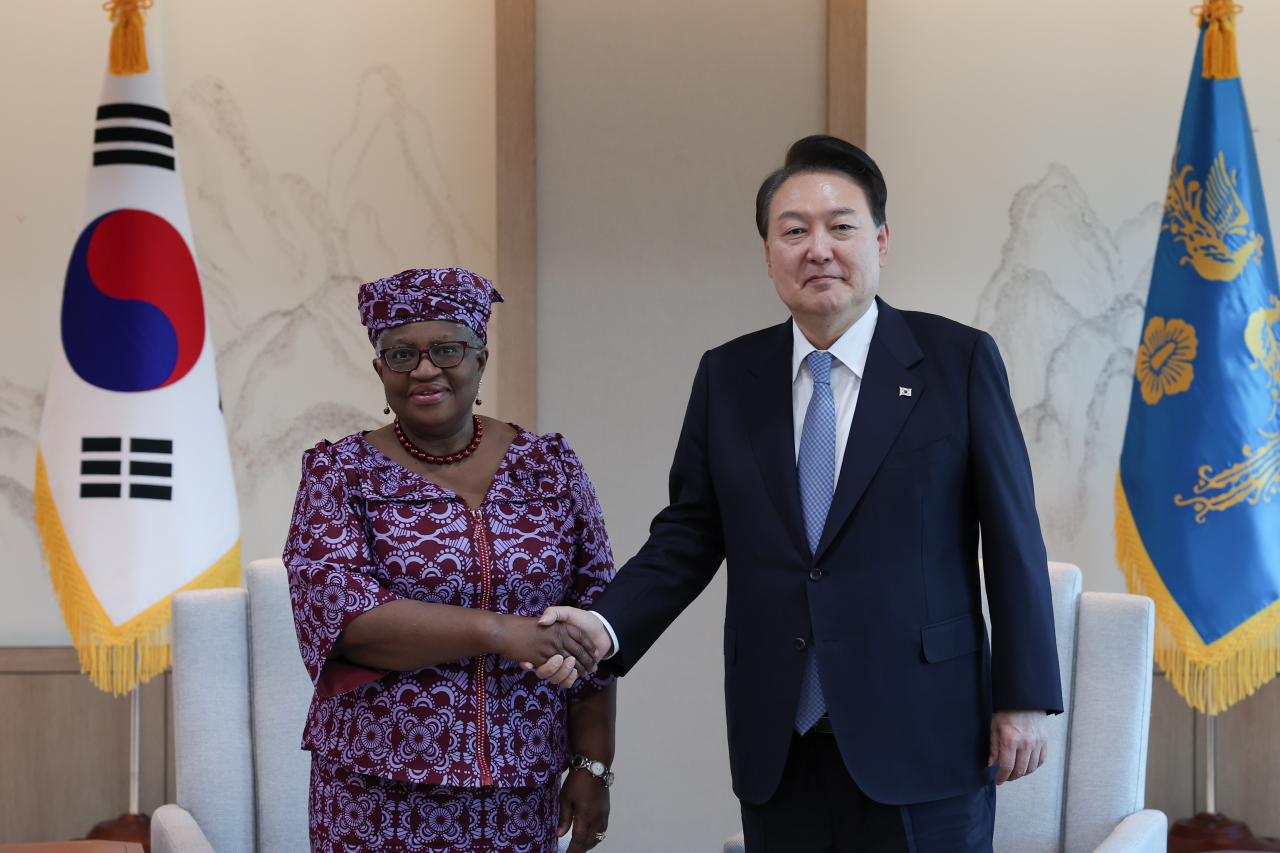 President Yoon Suk Yeol (right) shakes hands with Director-General Ngozi Okonjo-Iweala of the World Trade Organization in a meeting in Seoul on Tuesday. (Yoon’s office)