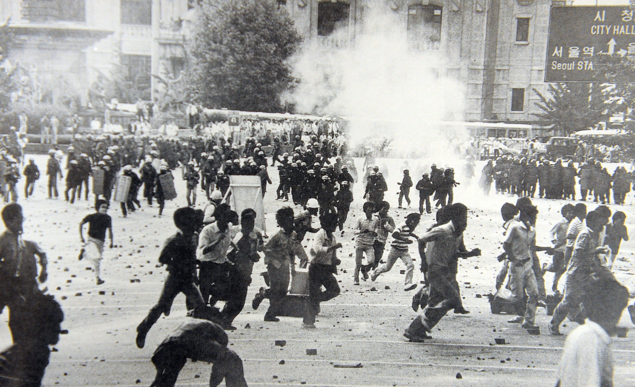 People run away from police firing tear gas during a protest held in front of the Seoul City Hall in this file photo from June 1987. (Herald DB)