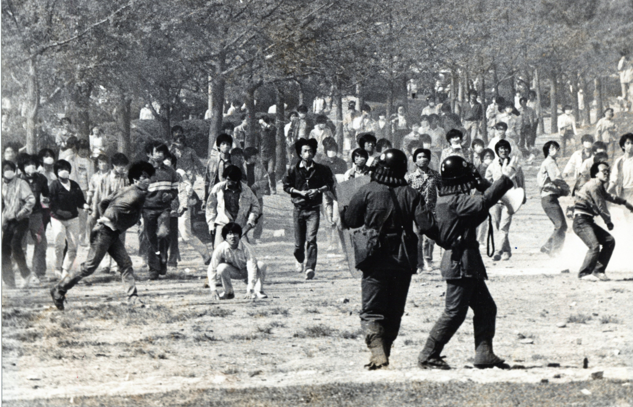 Students of Yonsei University participate in a pro-democracy protest in May 6, 1986, in this file photo. (Herald DB)