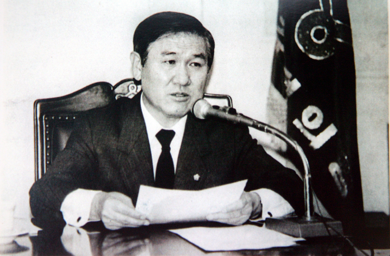 Roh Tae-woo, then-chairman of the ruling Democratic Justice Party, announces his constitutional reform proposal that includes a direct presidential election in this June 29, 1987, file photo. (The Korea Herald)