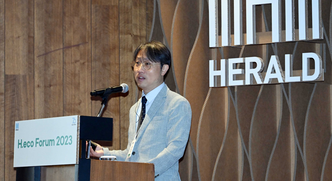 Nam Sung-hyun, a professor in the School of Earth and Environmental Sciences at Seoul National University, delivers speech during the H.eco Forum held at Shilla Seoul, Wednesday.