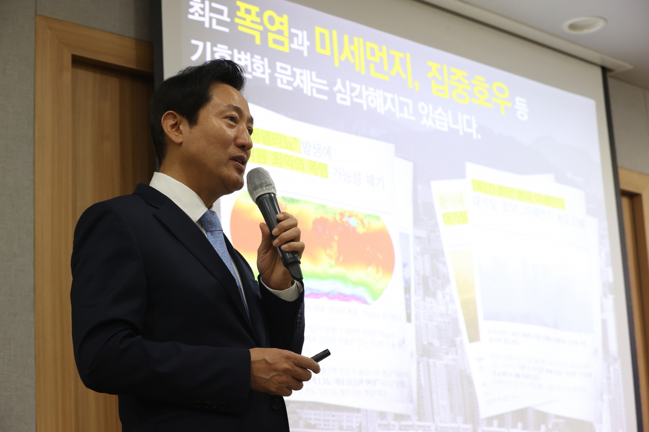 Seoul Mayor Oh Se-hoon briefs the press on the “Garden City Seoul” project, which is the city government’s plan to create new outdoor garden spaces in the capital city for respite, at the Seoul City Hall on Wednesday. (Yonhap)