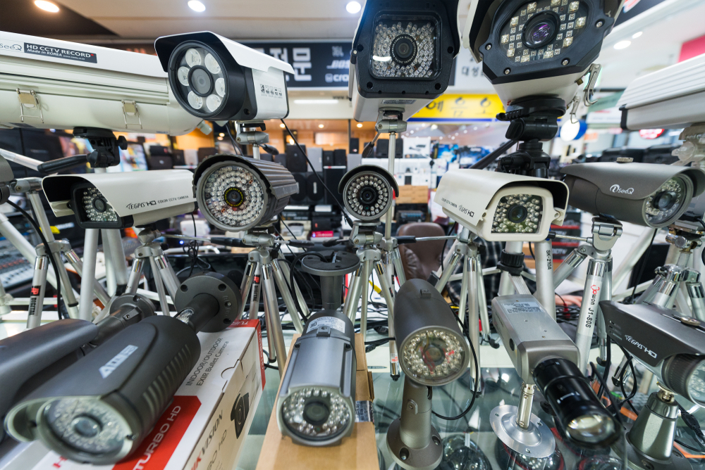 Various models of surveillance cameras are on display at a store. (123rf)