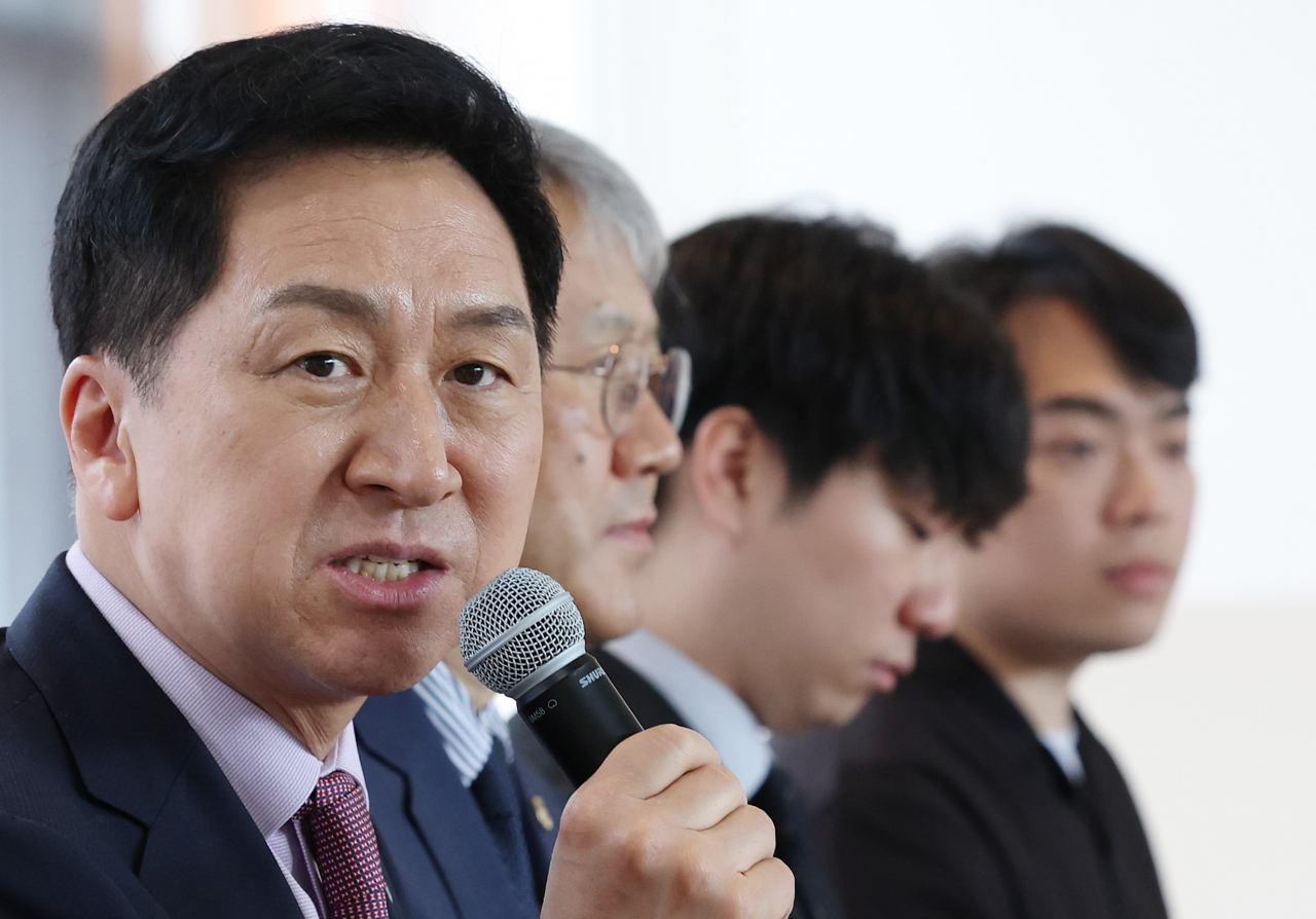 The ruling People Power Party’s head Rep. Kim Gi-hyeon (left) is seen in this photo (Yonhap)