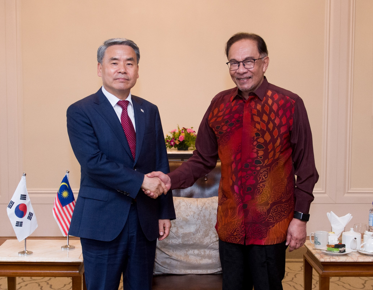 South Korea's Defense Minister Lee Jong-sup (left) and Malaysia's Prime Minister Anwar Ibrahim pose for photo in prime minister's office, Langkawi, Malaysia, Wednesday. (Yonhap)