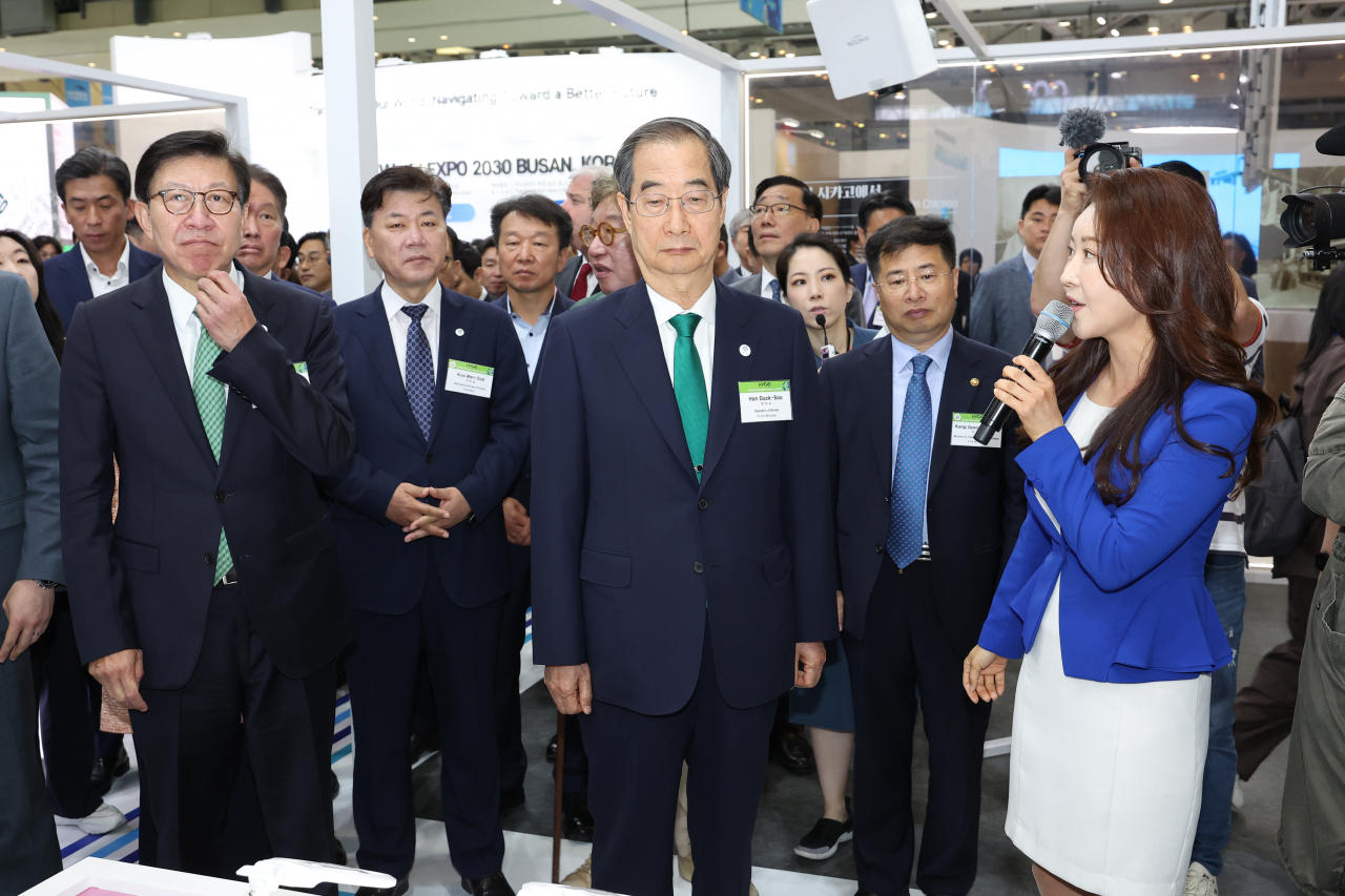 Prime Minister Han Duck-soo (center) attends the 2023 World Climate Industry Expo in the southern port city of Busan on Thursday. (Yonhap)