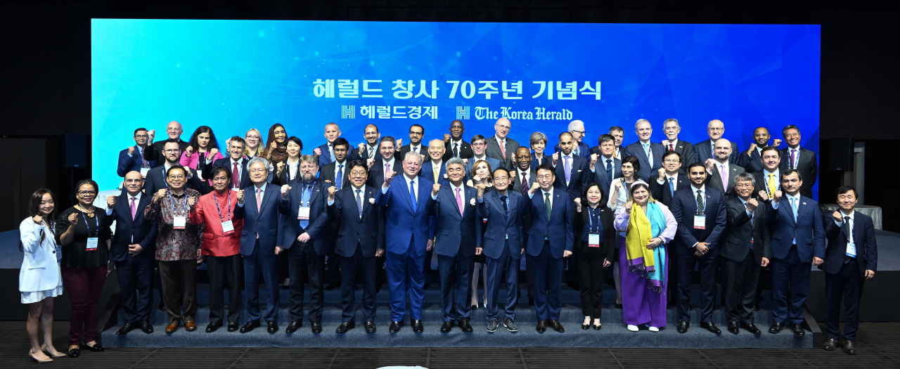 Former US vice president Al Gore(Ninth from left in the first row), Herald Corp. chairman Jung Won-ju(tenth from left in the first row), members of the diplomatic corps, and Herald group representatives pose for a group photo commemorating the Korea Herald’s 70th anniversary at the Shilla Hotel, Seoul, Wednesday.(Im Se-jun/The Korea Herald)