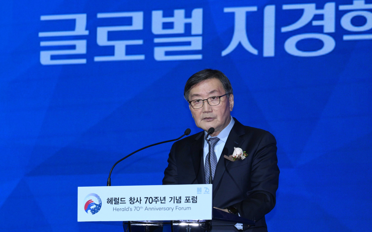 Institute for Global Economics Chairman Jun Kwang-woo speaks during a thematic session of the “Alliance Plus” forum hosted by Herald Corp. at the Shilla Seoul on Wednesday. (Lee Sang-sub/The Korea Herald)